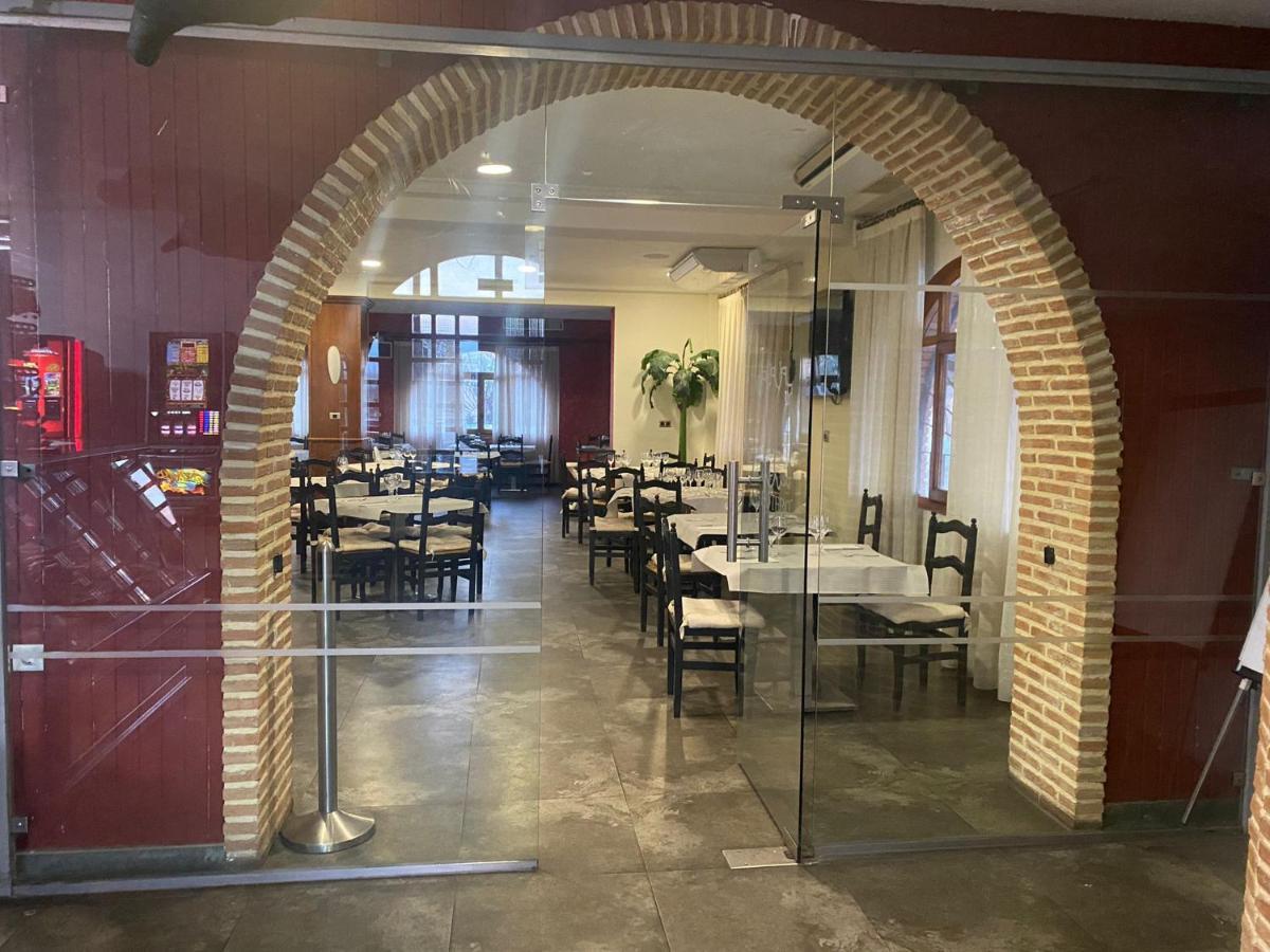 Hostal El Botero Монреал дел Кампо Екстериор снимка